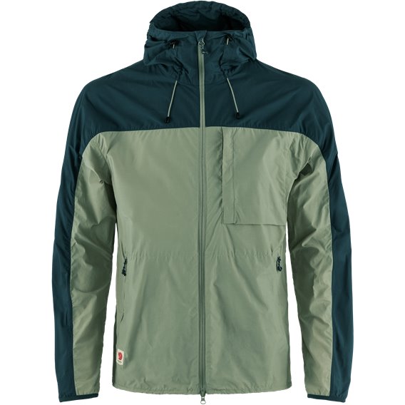 Fjällräven High Coast Wind Jacket Herren Windbreaker Übergangsjacke patina green-navy hier im Fjällräven-Shop günstig online bes